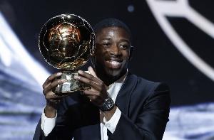 荣归故里！新科金球奖得主登贝莱为家乡埃夫勒捧回奖杯