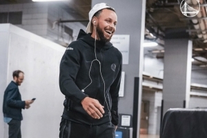 勇士入场照：库里运动装似小孩儿 穆迪有点秃 TJD这穿了秋衣？