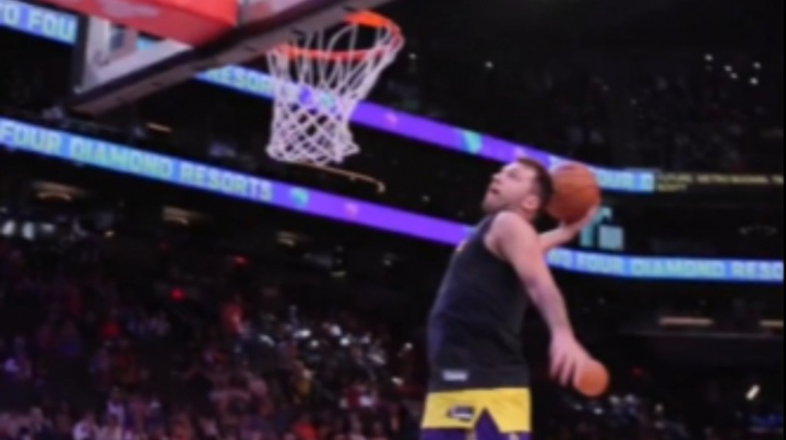 77自抛自扣你见过？东契奇热身时完成单臂战斧暴扣