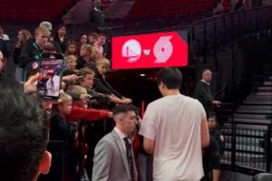 撕裂之城宠儿？杨瀚森被一众波特兰小球迷围着求签名+合影！