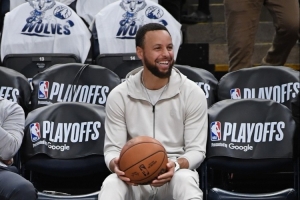 勇三疯！埃泽利：库里中场时会看社媒上的恶评 然后下半场暴走