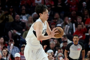 媒体人：杨瀚森首节后2分钟喘不过来了 讲真我觉得应该要减重