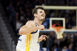 波斯特：赛季中段后在路上开始被认出 但毕竟我也长这么高