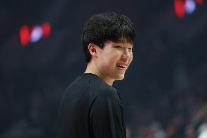 阿夫迪亚：我曾和瀚森一样英语不流利 所以希望帮助他&甚至学中文