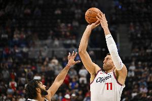 水花大山！大洛目前三分球5中4 过去两场三分11中7