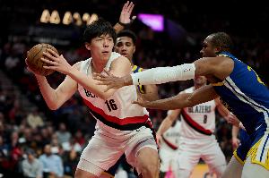 美网友：裁艾顿裁得好啊 杨瀚森球商追上节奏 但回防背对球得改改