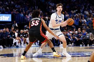 湖人旧将！Scotto：魔术计划与科林-卡斯尔顿签下一份双向合同