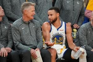 勇士半节得了10分 狂送9个失误 科尔面色铁青