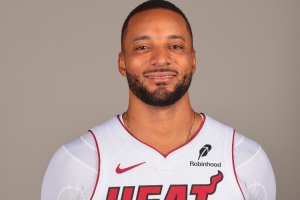 火力支援！热火新援鲍威尔半场8中4&三分4中2拿到13分3助攻