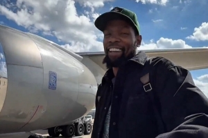 客场战卫冕冠军！火箭官推晒球员登机视频：赛季第一站 俄城🛫