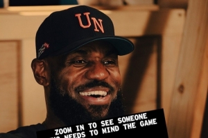 笑容满面！《球场大脑》播客官方晒詹姆斯海报 预告明日更新