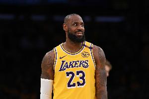 A-史密斯：詹姆斯把我描绘成会攻击家人的人 我无法说这有多冒犯