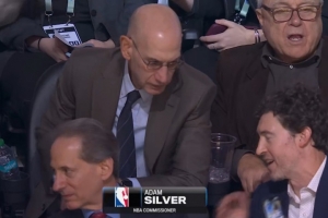 又在讨论什么呢？萧华观战尼克斯&魔术比赛 与邻座低头交流