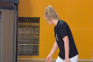 看着太爽了！网友在2K里操作杨瀚森打爆约基奇，各种大帽+暴扣