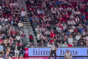 直接骗走希尔德😎杨瀚森一个假传创造出空位！三分打进引爆全场