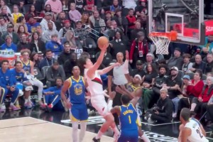 太帅💥杨瀚森三分假投点飞霍福德！直杀篮下高举高打上篮放进！