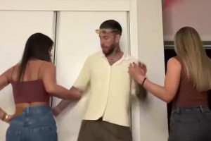 拉莫斯你好骚呀~🤣没想到你小子竟然和俩美女一起跳小舞~