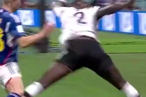 吕迪格曾高抬腿回追日本球员火遍全球，这真是世界名画😂