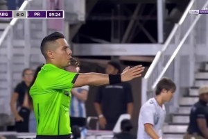 秀儿！梅西脚后跟助攻劳塔罗破门，进球后塔罗深情拥抱梅西🤯