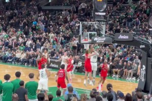 季前赛这么刺激的💥绿军中锋蒂尔曼抛投绝杀猛龙！主场燃炸了！