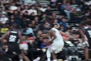 降维打击！湖人旧将斯坦利-约翰逊日本联赛25分钟砍37分