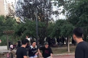 庄神整蛊新秀：把博纳车轮胎拆下放到更衣室+车里塞满爆米花😅