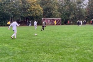 踢出这样一脚球，你在你们村不得横着走🐮