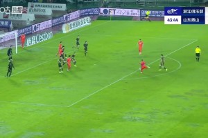 泰山先拔头筹！黄政宇禁区外远射破门随后一路滑跪怒吼🫢