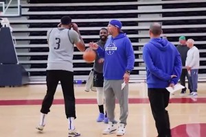 伤没好，悠着点吧！😂欧文训练时想和浓眉单挑，被基德及时制止