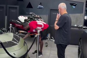 酷爆了！吕迪格定制豪华专车，这就是男人的快乐嘛~