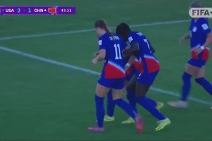 被连扳两球反超！迪玛利亚弧顶突施冷箭，U17女足1-2落后美国