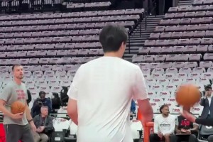 来自马刺冠军中锋的指导！杨瀚森赛前训练，斯普利特特地上前指点