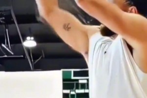 库里投篮细节解析，投篮持球手型相距较近，投篮往上发力...