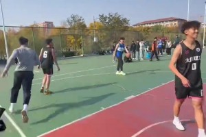 黑队：不是哥们，什么小比赛你就战斧劈扣啊？