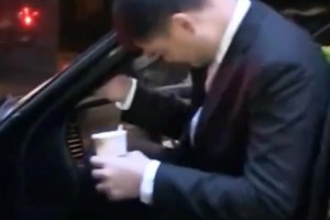 姚明最烦恼的事情就是坐车了吧😂