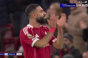 利物浦2-0赢球，赛后萨拉赫微笑着向红军球迷致意